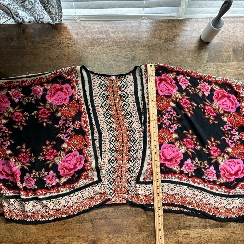 En Creme Shrug size Small - Picture 3 of 3